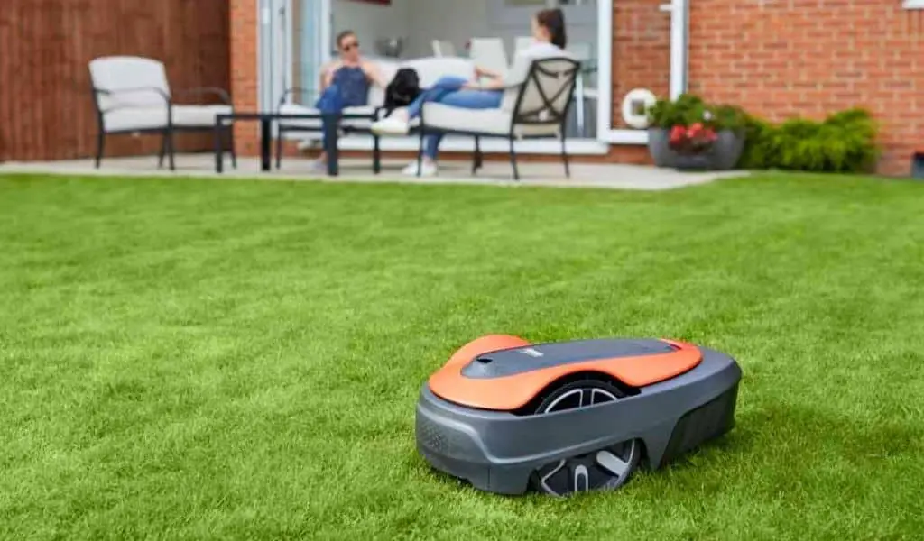 You are currently viewing Flymo Robot Mower Comparison Chart [Easilife vs 1200R]
