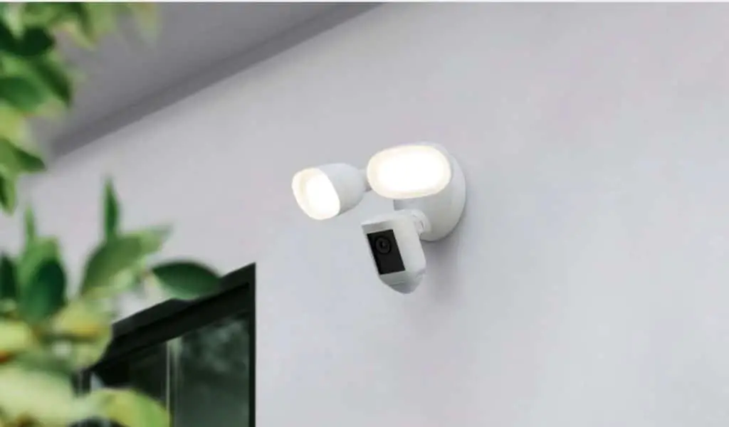 You are currently viewing 6 Best Security Lights with Built-In Cameras (UK Guide)